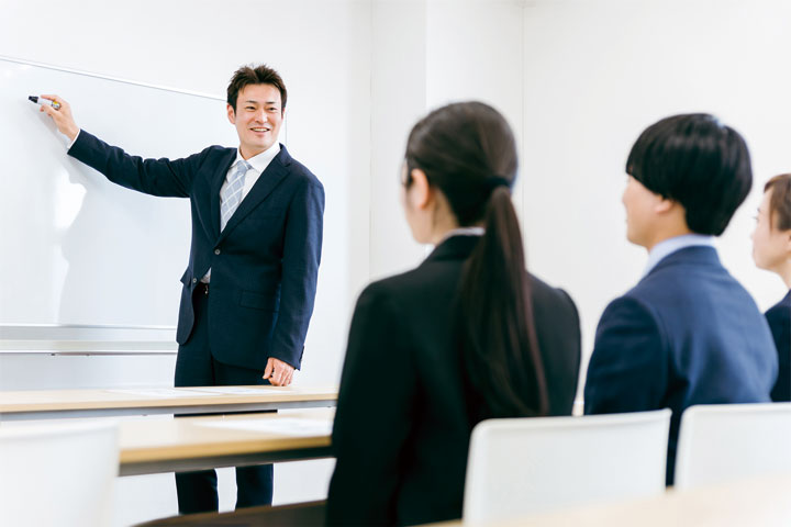 まずは座学で社内研修！